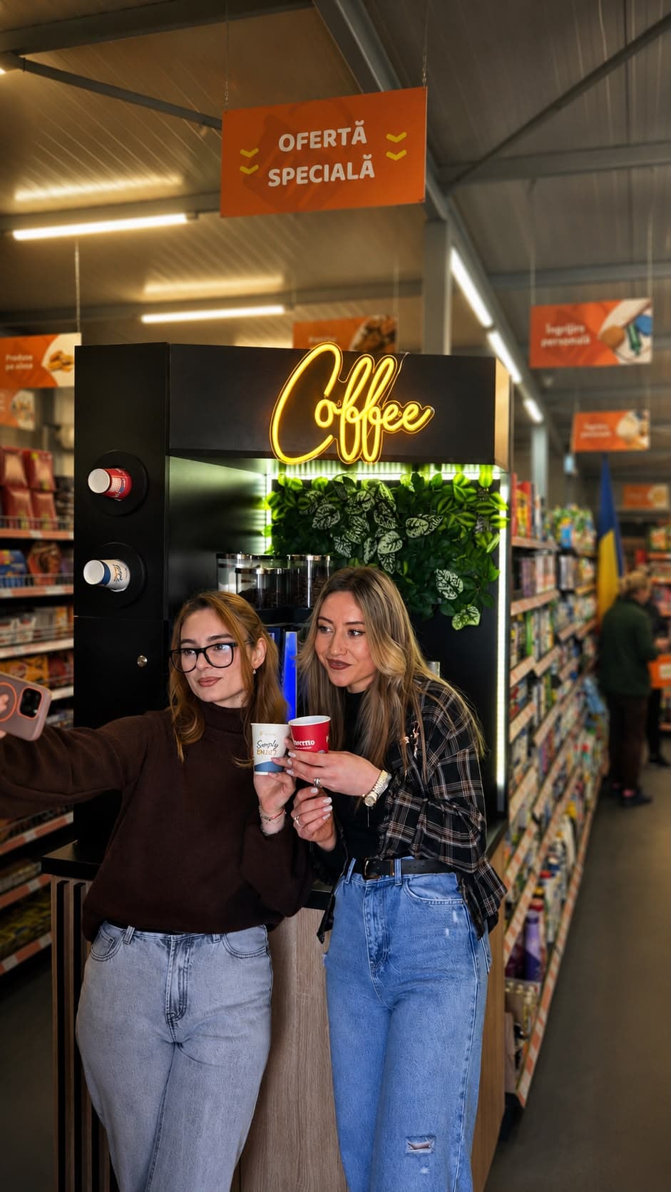 Clienți la o unitate HeroBrew self-service într-o locație retail